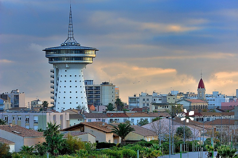 帕拉瓦莱弗洛，地中海的“灯塔”和圣皮埃尔教堂的钟楼图片素材