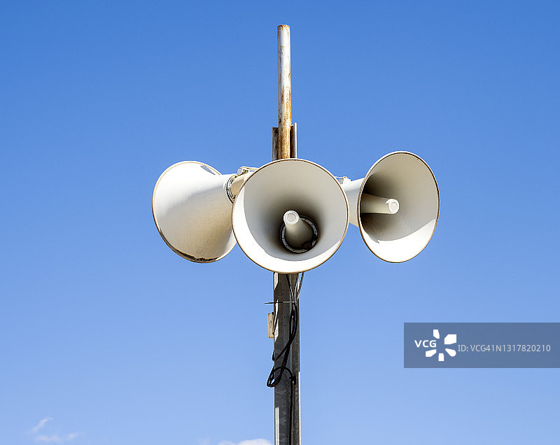 蓝天下的街道民防警报图片素材
