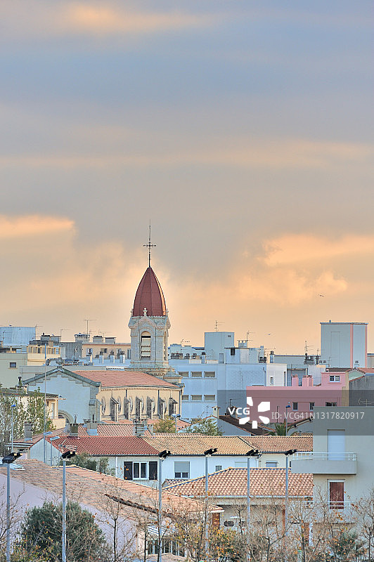 帕拉瓦斯莱弗洛，圣皮埃尔教堂的钟楼图片素材