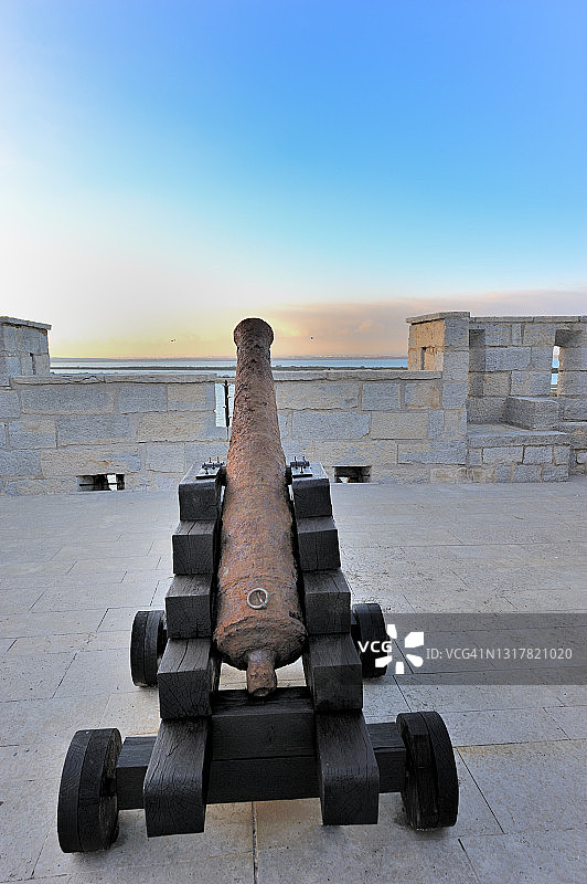 帕拉瓦斯莱弗洛，巴列斯特拉斯红oubt上的旧炮图片素材