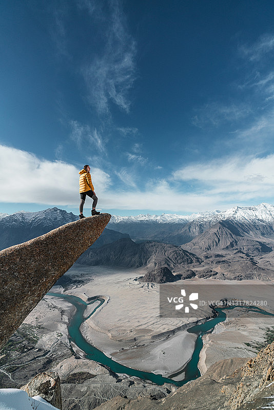 站在悬崖边上的女人图片素材
