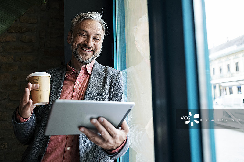 使用平板电脑在线聊天的商人图片素材