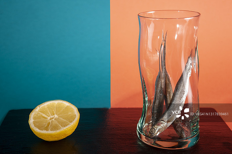 现代风味咸味凤尾鱼展示图片素材