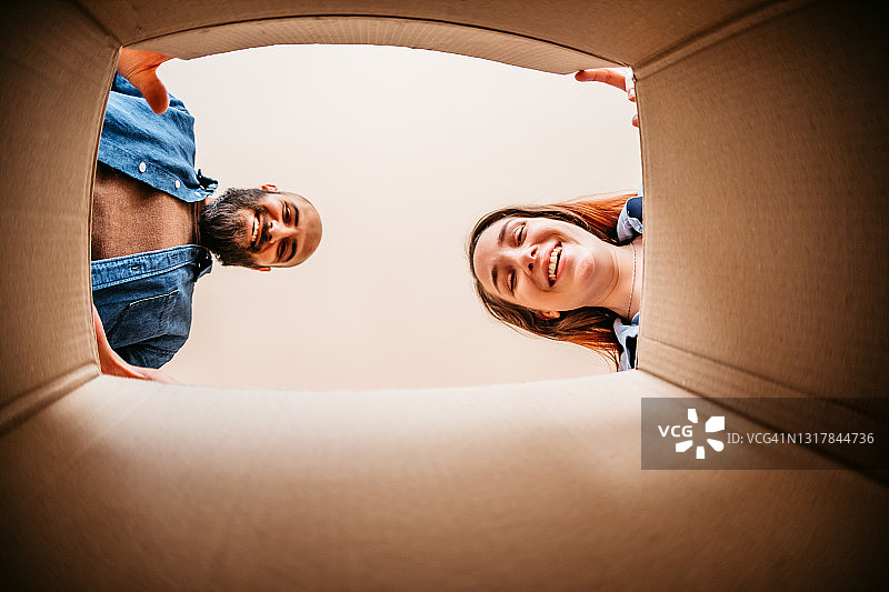 情侣一起打开纸箱图片素材