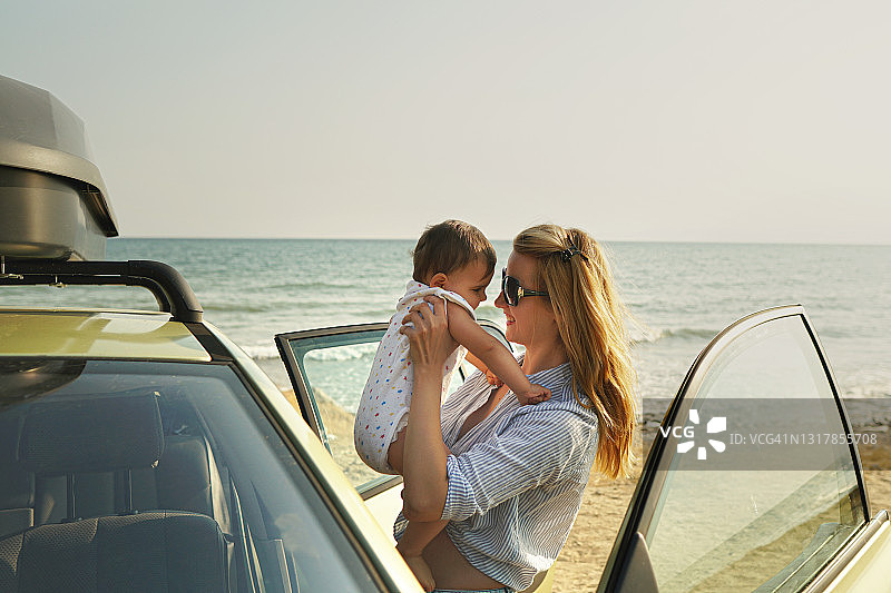 与宝宝一起度假的快乐年轻单身母亲图片素材