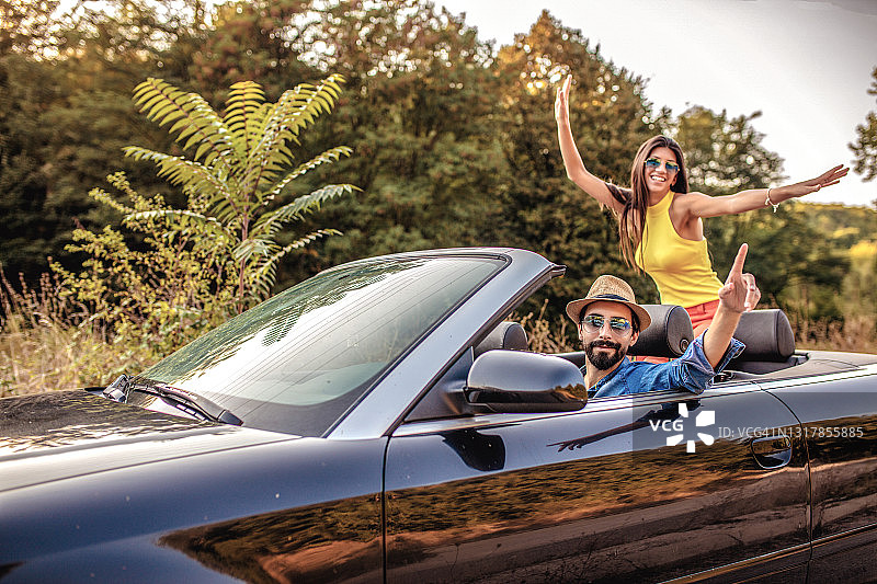 幸福情侣享受公路旅行图片素材