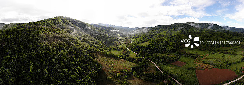 塞尔维亚巴尔干山区雾中山景航拍图片素材