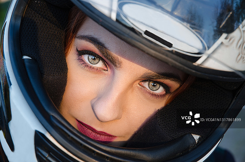 戴头盔的女孩肖像图片素材