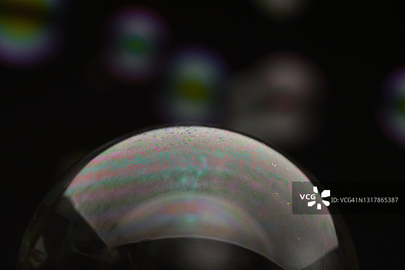 黑色背景上的抽象图案特写图片素材