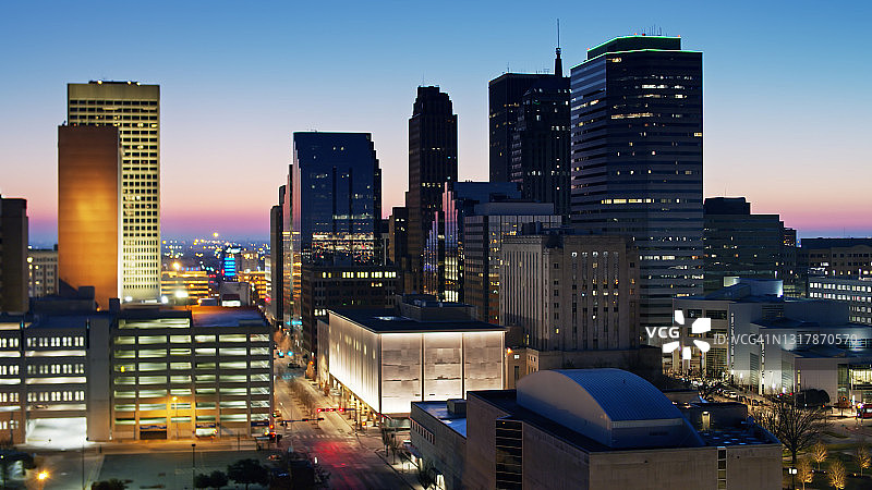 日出前俄克拉荷马市中心罗伯特·S·克尔大街的无人机视角图片素材