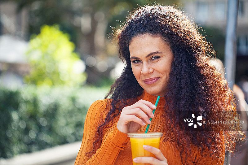 年轻女子喝橙汁图片素材