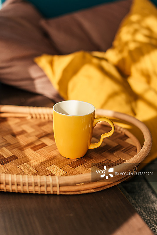 木制托盘上的白色马克杯样机，搭配亚麻和羊毛装饰图片素材