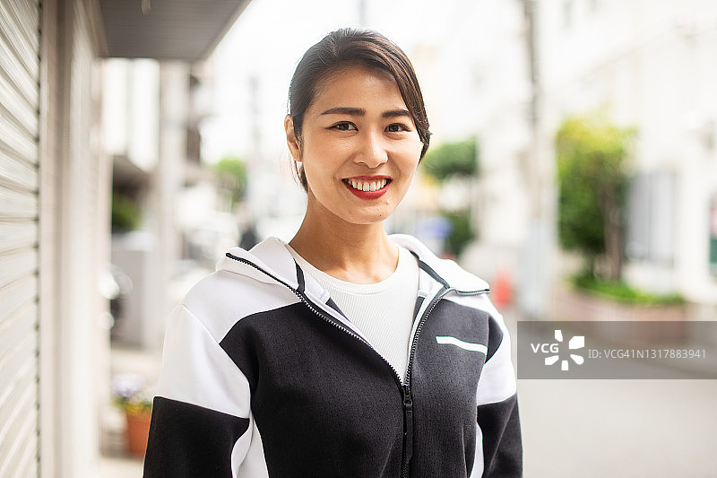 身穿运动服的日本女子肖像图片素材