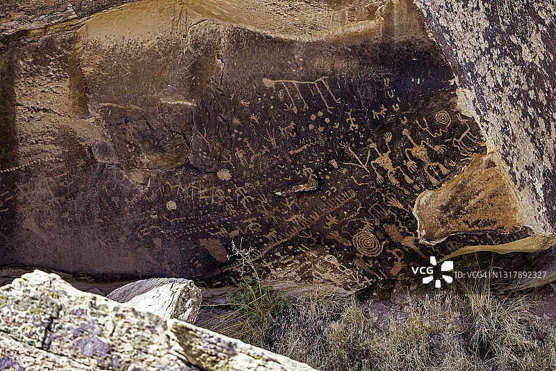 亚利桑那州石化林国家公园的报纸岩石美洲原住民岩画图片素材