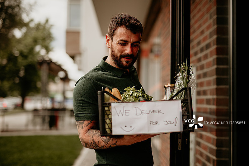 英俊的男人拿着食品杂货图片素材
