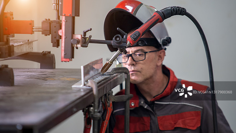 工程师在工厂设置自动机器人手臂图片素材