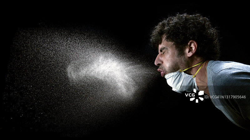 不戴口罩的人类打喷嚏图片素材