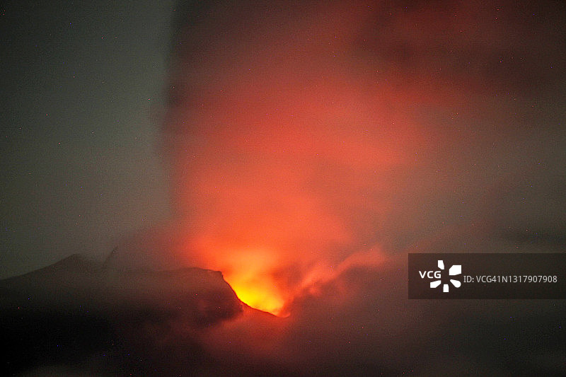 锡纳朋火山爆发伴随闪电图片素材