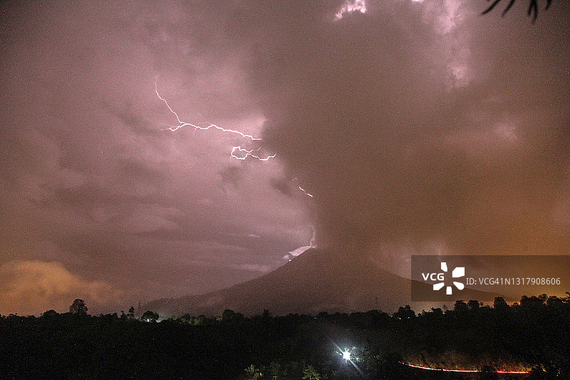 锡纳朋火山爆发伴随闪电图片素材