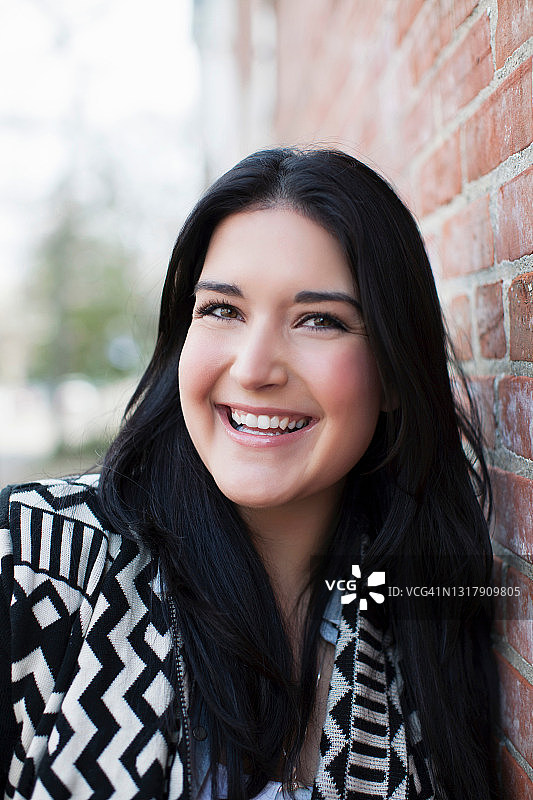 身穿黑白外套的年轻女子图片素材