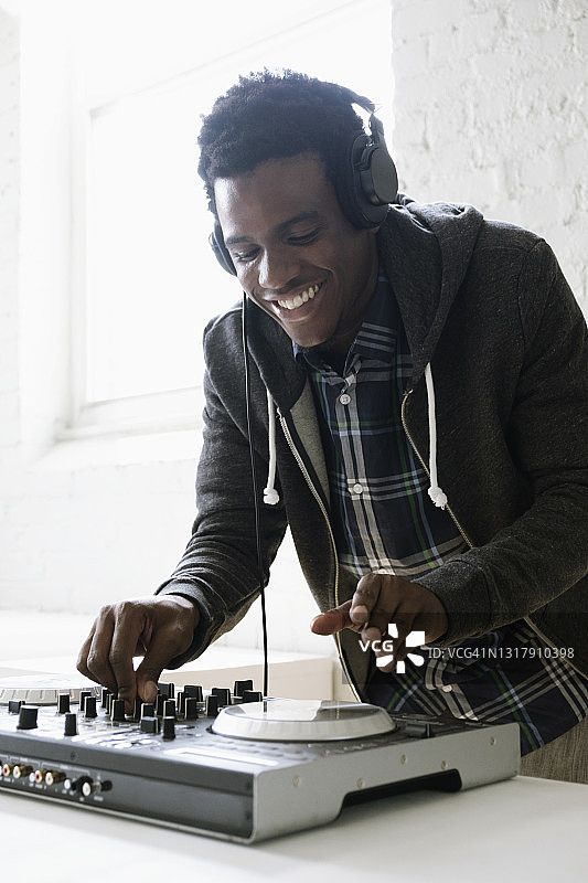 DJ使用调音台图片素材