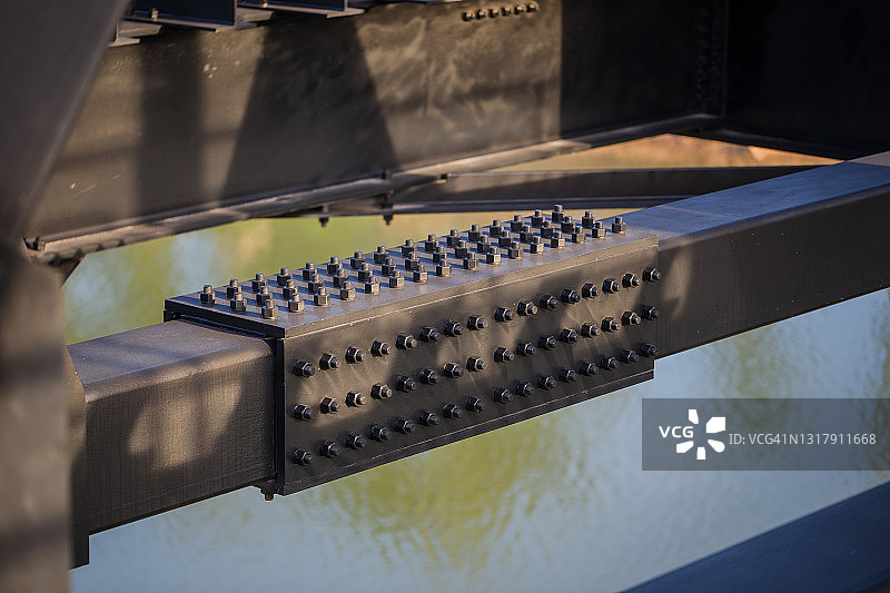 钢板上的坚果图片素材