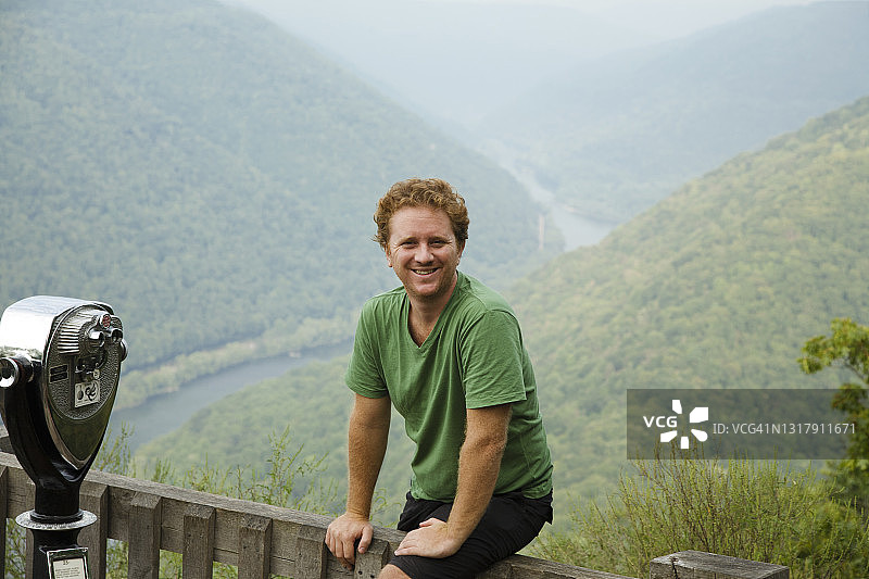 坐在观景台上的中年男人肖像，新河峡国家河流，费耶特维尔，西弗吉尼亚州，美国图片素材