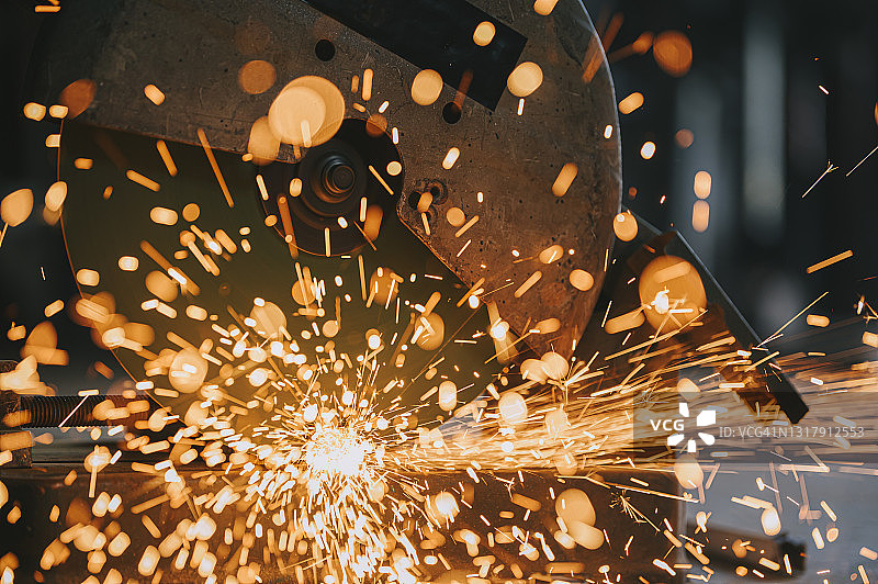 特写：中国亚洲中年女焊工在车间焊接切割金属图片素材