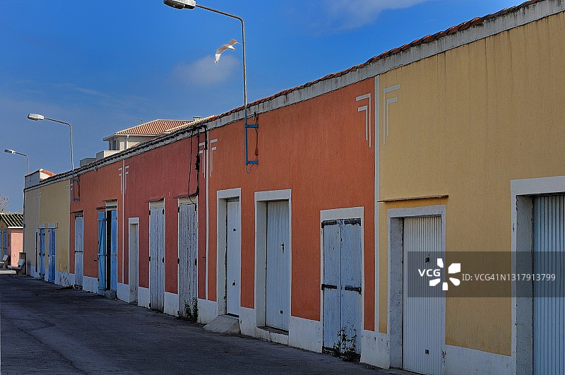 帕瓦斯莱弗洛，莱万塘运河沿岸色彩鲜艳的渔民小屋图片素材