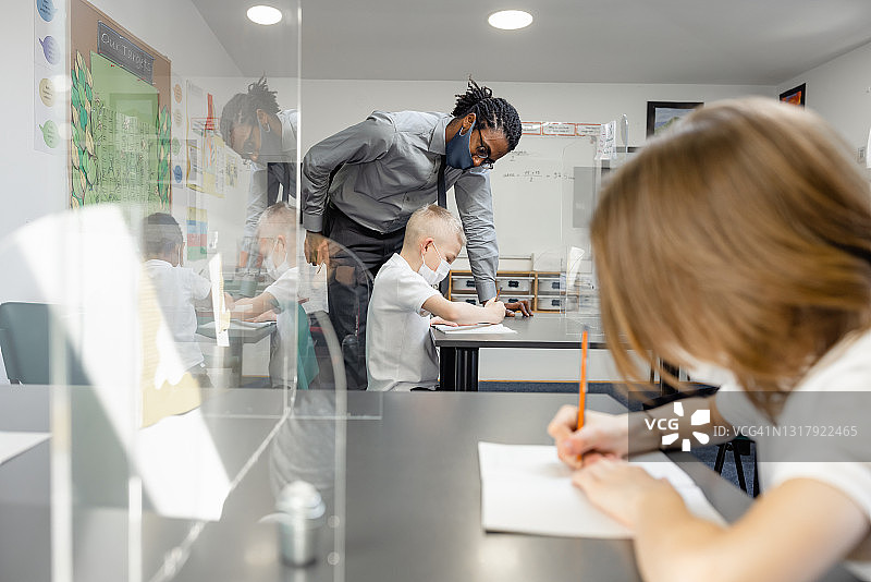 小学老师和学生在教室里图片素材
