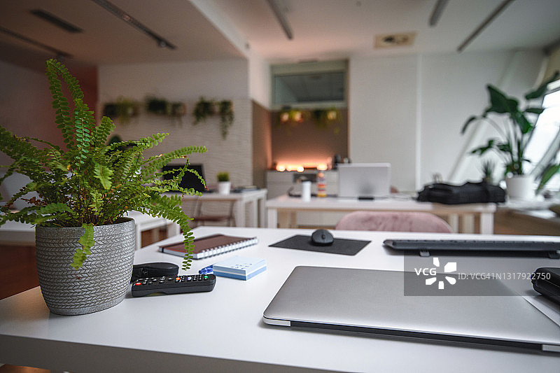 公司办公室里井然有序的桌子图片素材