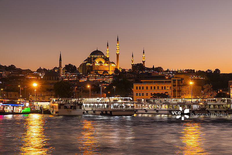 黄昏时分从加拉塔桥看到的伊斯坦布尔夜景图片素材