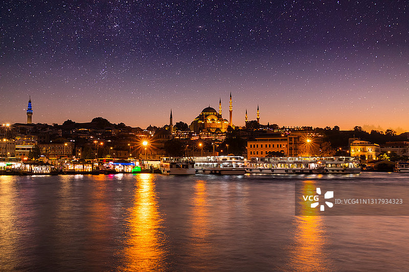 黄昏时分从加拉塔桥看到的伊斯坦布尔夜景图片素材