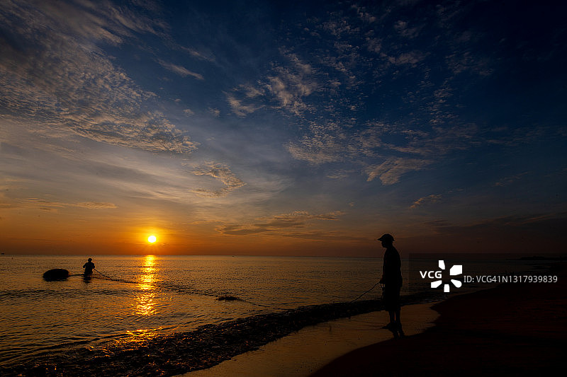 人们在泰国南部日出时钓鱼图片素材