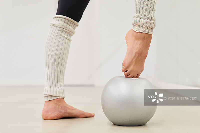 脚在普拉提球上保持平衡的特写镜头图片素材