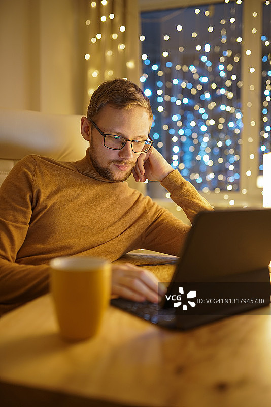 男人在平板电脑上轻松工作图片素材