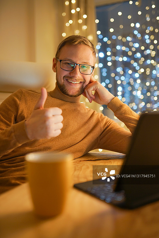 男人完成了所有工作，准备度过一个愉快的周末假期。竖起大拇指，男人表示一切顺利图片素材