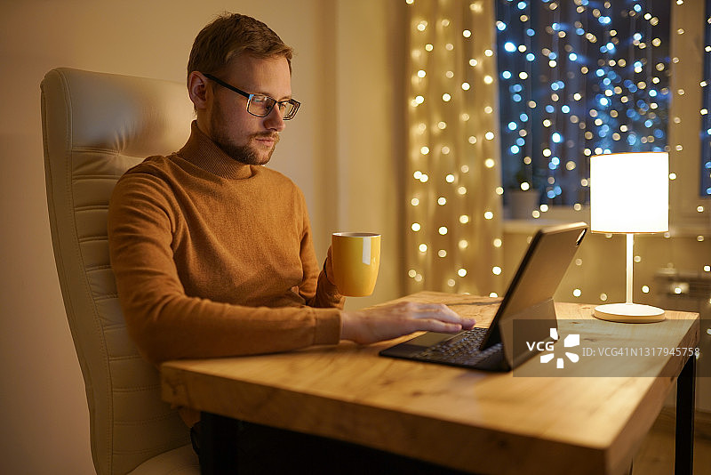 舒适温暖的圣诞节夜晚。我们为什么不给圣诞老人写信呢？圣诞老人也可以收到通过互联网发送的电子邮件图片素材