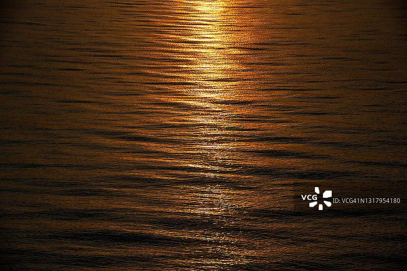 阳光在水面上的反射图片素材