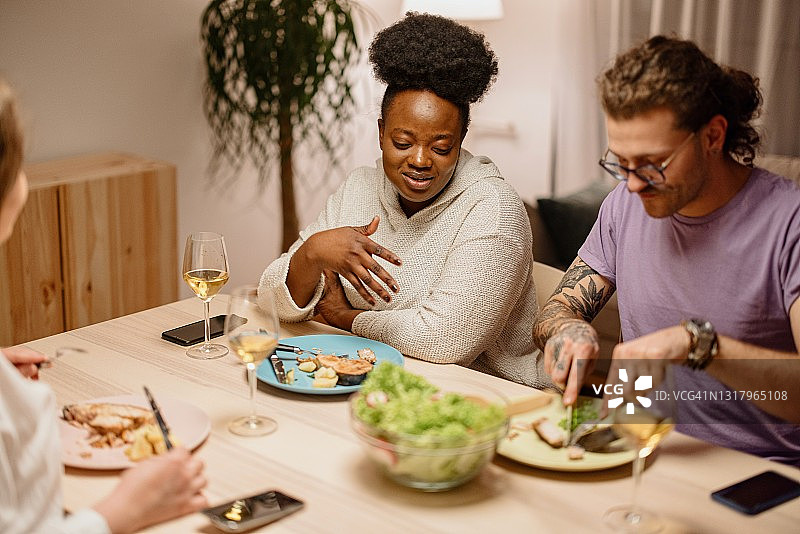 一群年轻的朋友共进晚餐图片素材