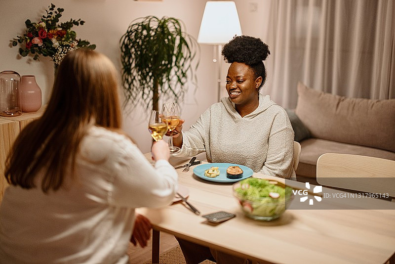 深夜，朋友们通过视频通话与共同的朋友共进晚餐图片素材
