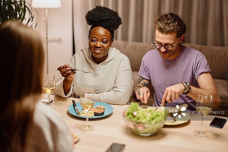 一群年轻的朋友共进晚餐图片素材