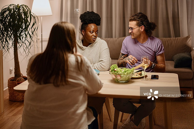 一群年轻的朋友共进晚餐图片素材