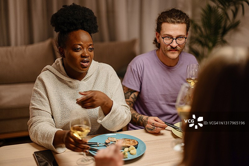 一群年轻的朋友共进晚餐图片素材