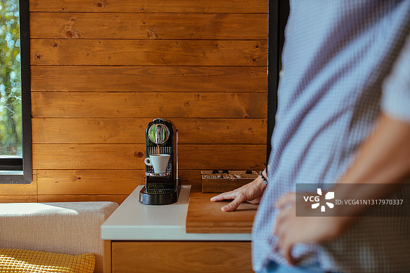 年轻男人准备咖啡图片素材