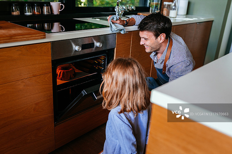 父子烘焙蛋糕，共享亲子时光图片素材