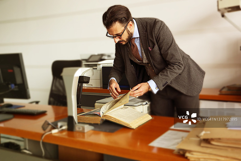 扫描文件的图书管理员图片素材