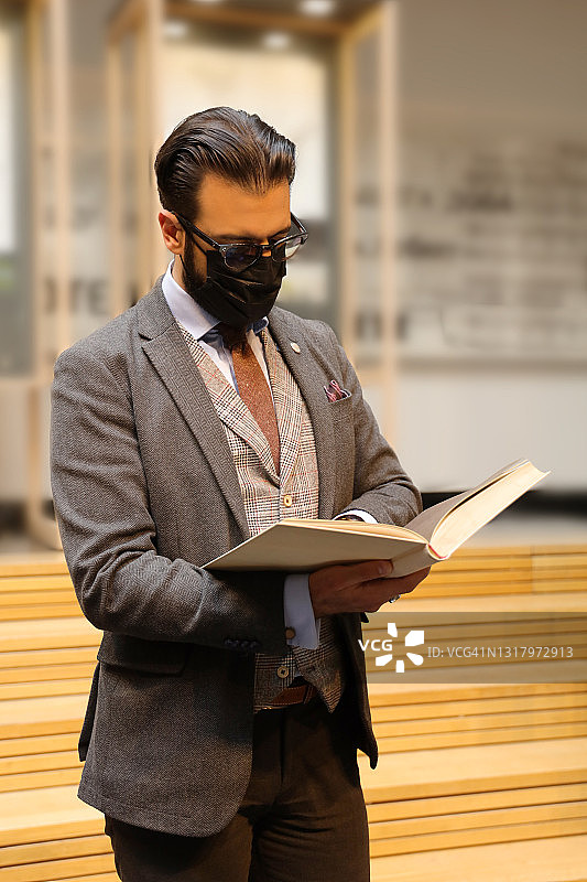 男人在阅读图片素材