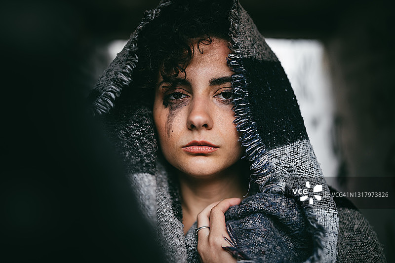 悲伤的年轻女人图片素材