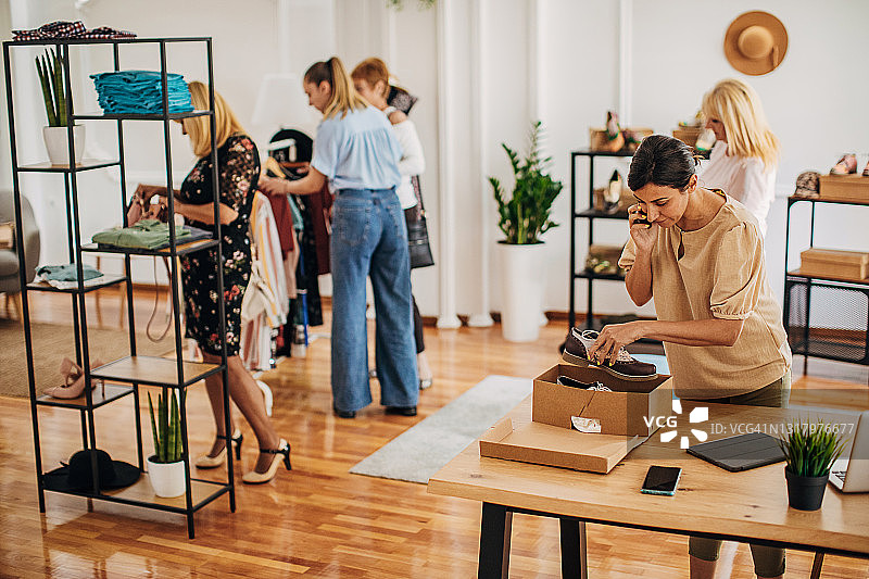 时装店繁忙的一天图片素材